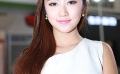 几男含着她两个硕大的乳